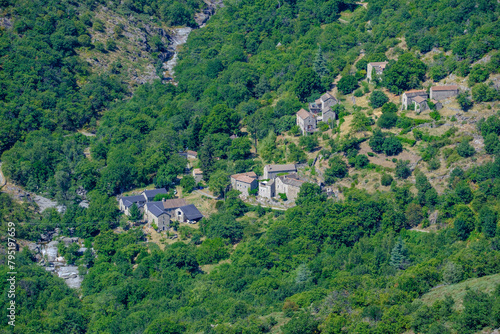 Village perché en montagne, vue de haut