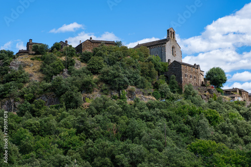 Vue sur le village de Thines et son église (Ardèche, France)