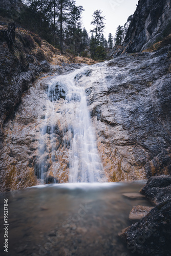 Wasserfall vor Felsen
