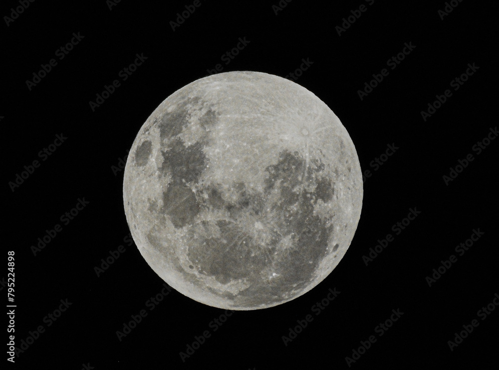 Obraz premium Full moon over black / Luna llena