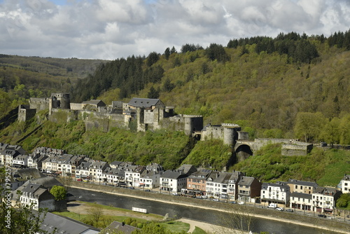 La ville de bouillon avec son château fort dans la vallée pittoresque de la Semois en Ardennes  photo