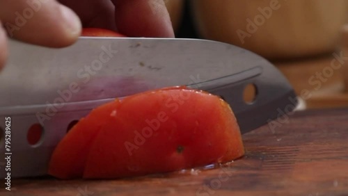 Corte de um tomate para preparo de molho photo