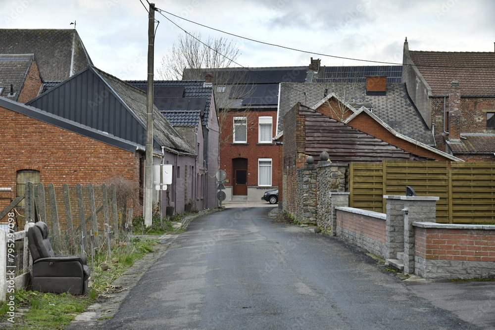 L'une des rues typiques au village de Ghislenghien (Ath) L'une des rues typiques au village de Ghislenghien (Ath)