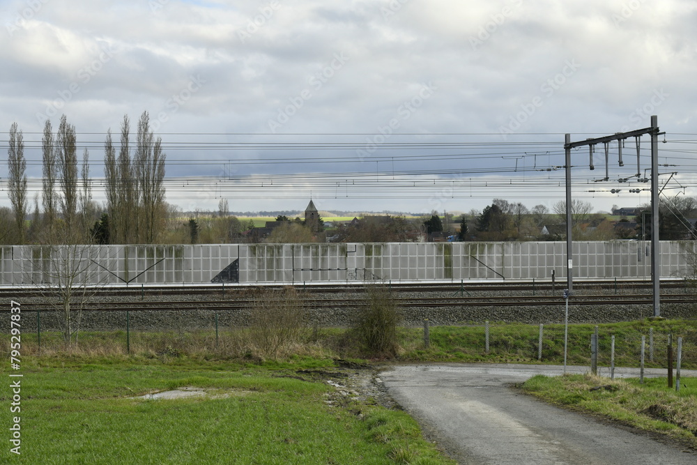 Ligne de chemin de fer électrifié Bruxelles-Tournai aux environs du village de Gibecq (Ath) Ligne de chemin de fer électrifié Bruxelles-Tournai aux environs du village de Gibecq (Ath)