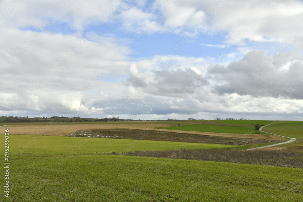 Éclaircies se dessinant dans un ciel chargé au dessus des prairies aux environs de Ghislenghien (Ath) Éclaircies se dessinant dans un ciel chargé au dessus des prairies aux environs de Ghislenghien (Ath)