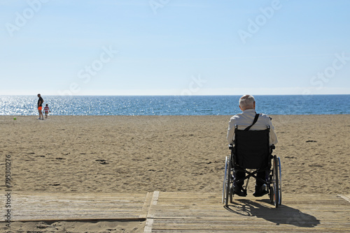 hombre mayor en silla de ruedas discapacitado minusválido  en una playa accesibilidad 4M0A8531-as24