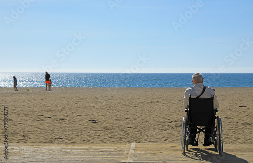 hombre mayor en silla de ruedas discapacitado minusválido  en una playa accesibilidad 4M0A8529-as24