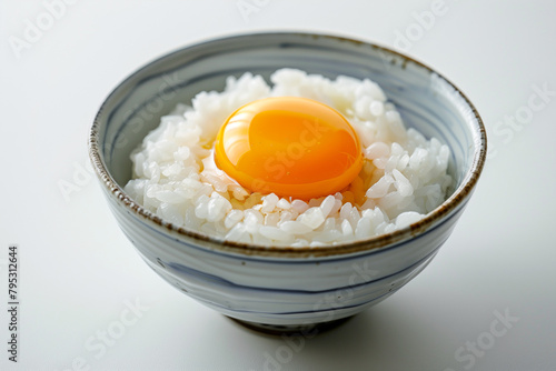 날달걀이 올라간 밥, rice with raw eggs on it