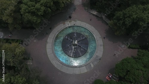 Fuente dentro de parque en la Ciudad de México. Parque Río de Janeiro, Colonia Roma, Ciudad de México. 