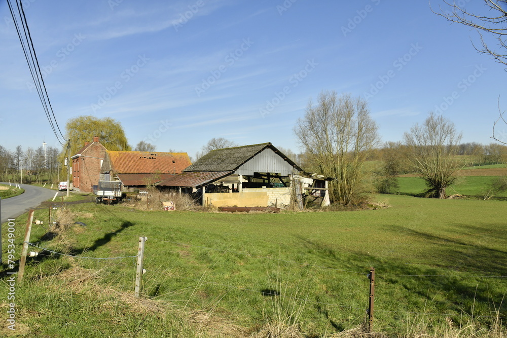 L'une des granges abandonnées le long de la route entre Ribecq et Ghislenghien (Ath) L'une des granges abandonnées le long de la route entre Ribecq et Ghislenghien (Ath)
