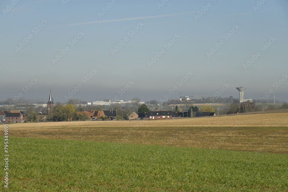 Au loin en contrebas ,le village de Ghislenghien sous une chape de pollution en hiver à Ath Au loin en contrebas ,le village de Ghislenghien sous une chape de pollution en hiver à Ath