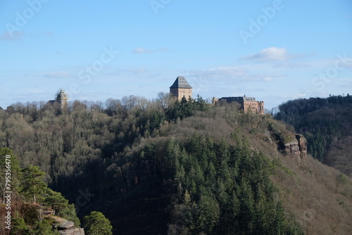 FU 2023-03-11 Sandstein 383 Auf dem Berg steht eine alte Burg