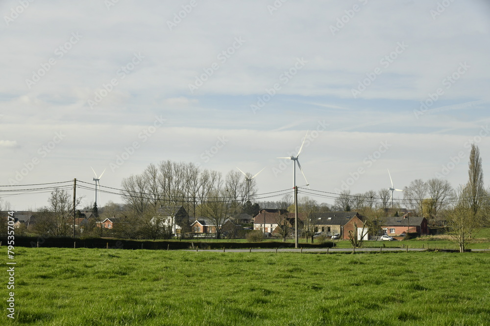Éolienne dominant un paysage rural derrière le village de Gellebecq (Silly) Éolienne dominant un paysage rural derrière le village de Gellebecq (Silly)