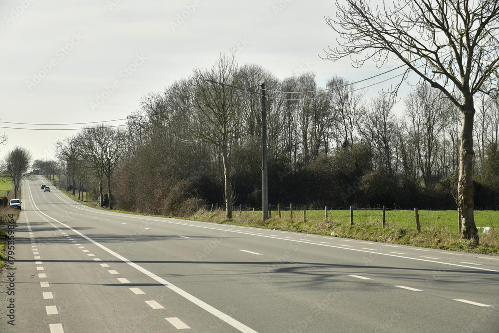 Fototapeta premium Bandes tracées sue le bitume d'une route nationnale à Ghislanghien (Ath)