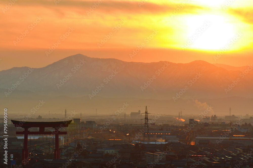 朝の弥彦大鳥居（新潟県）