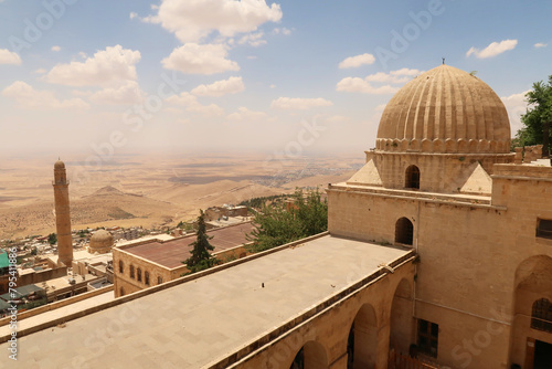 View from the Sultan Isa Medrese, Madrasa, Zinciriye Medrese onto the old town of Mardin with its Great, Grand Mosque, Ulu Camii and the landscape of Syria in the background, Mardin, Turkey