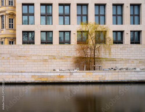 Langzeitbelichtung, seitliche Hausfassade vom Humboldtforum, Berlin, Deutschland photo