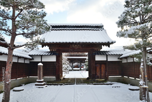 雪の宝光寺（新潟県）