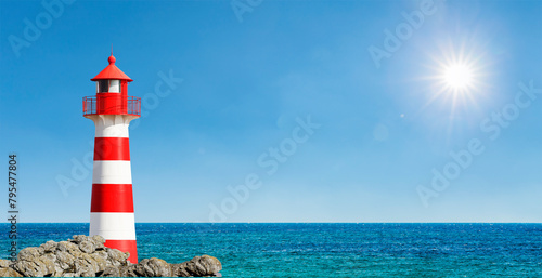 Rot-Weisser Leuchtturm an der Meeresküste