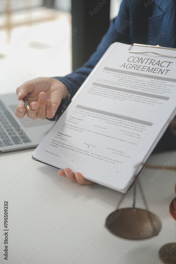 Obraz premium Lawyer, legal advisor, businessman brainstorming information on agreement details Business contracts in legal processing books for accuracy in contract documents. joint financial investment.