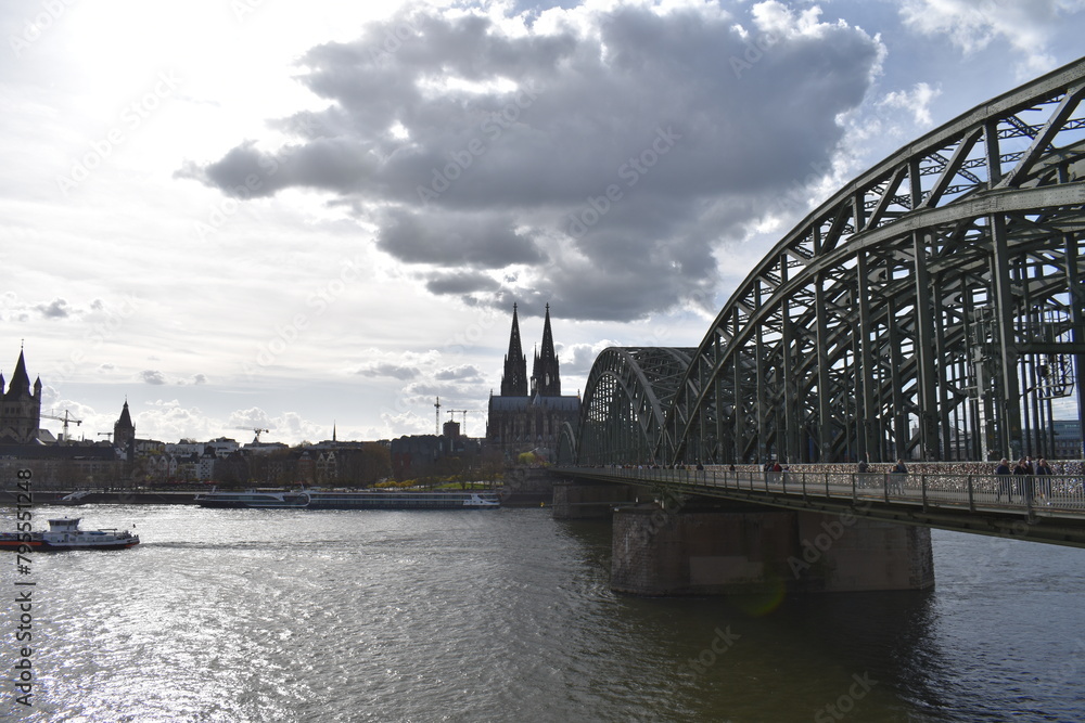 Fototapeta premium bridge over the river (cologne)