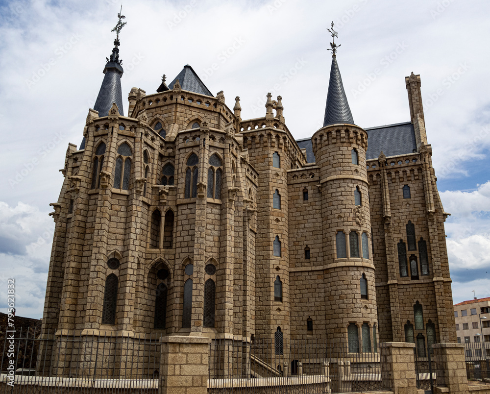 Vista del Palacio de Gaudí en Astorga, arquitectura modernista, con torres arcos y ventanas, tejados negros, verano de 2021 en España.