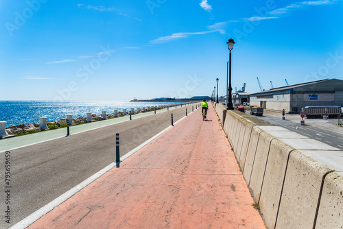 Uferpromenade Moll de Llevant, eine 4,5km lange Uferpromenade für Jogger, Spaziergänger, Radfahrer und Skater am Hafen von Tarragona, Spanien