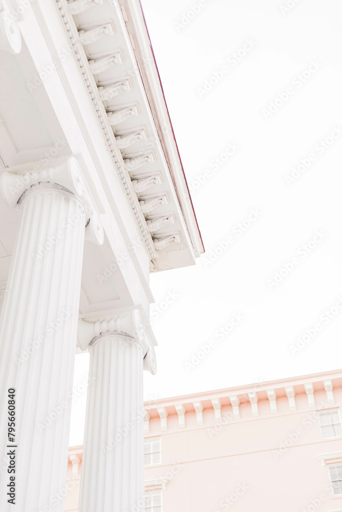 Obraz premium columns in the city