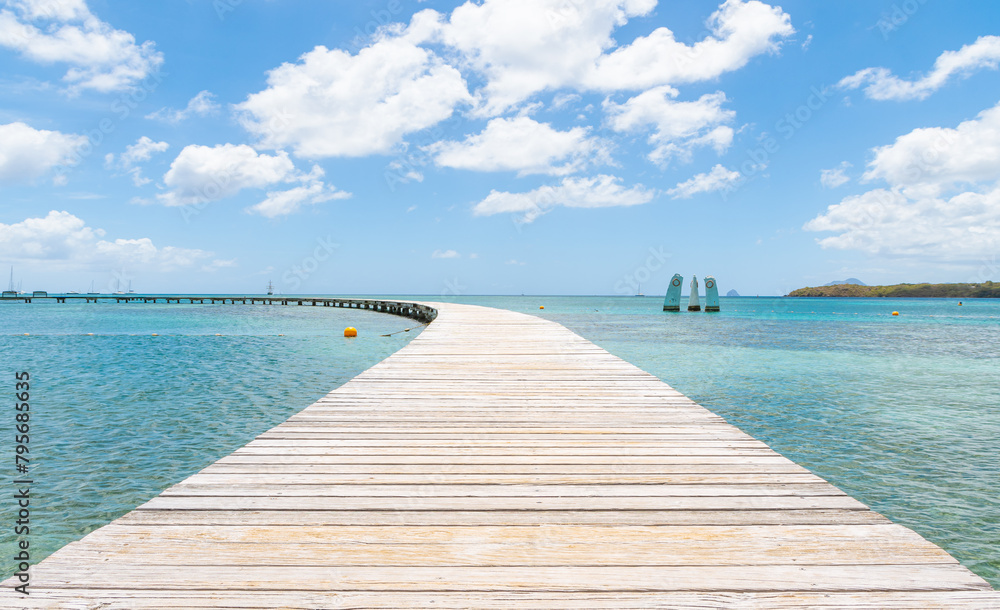 Obraz premium Ponton en bois de la plage des boucaniers à la Pointe Marin à Sainte Anne, Martinique, Antilles Françaises.