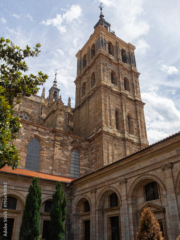 Vista de una torre de la Catedral de Santa María de Astorga, monumento nacional de España, verano de 2021