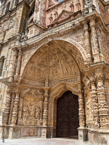 Detalles de la decoraci  n de la entrada a la Catedral de Santa Mar  a de Astorga  monumento nacional de estilos g  tico  barroco y renacimiento  Espa  a  verano 2021