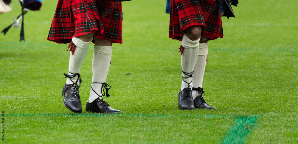 Obraz premium Traditional scottish kilt and bagpipe players at outdoor event