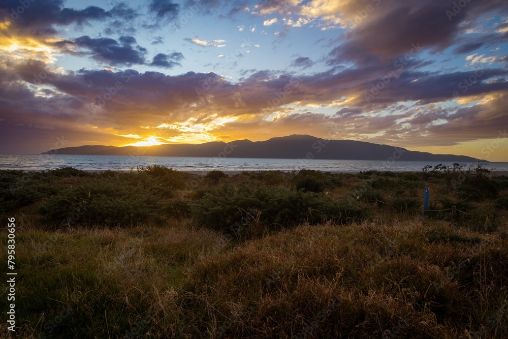 Obraz premium Sunset over Kapiti Island. Paraparaumu Beach, Paraparaumu, Wellington, New Zealand.