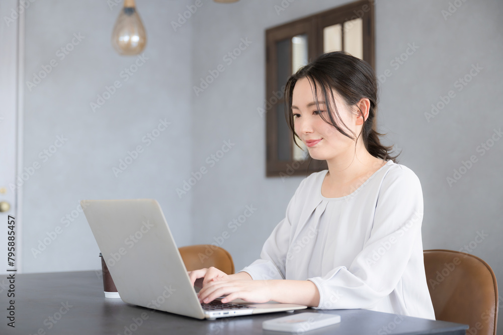 Women using computers in cafes and fashionable offices Image of mothers, creators, designers, etc. Women using computers in cafes and fashionable offices Image of mothers, creators, designers, etc.