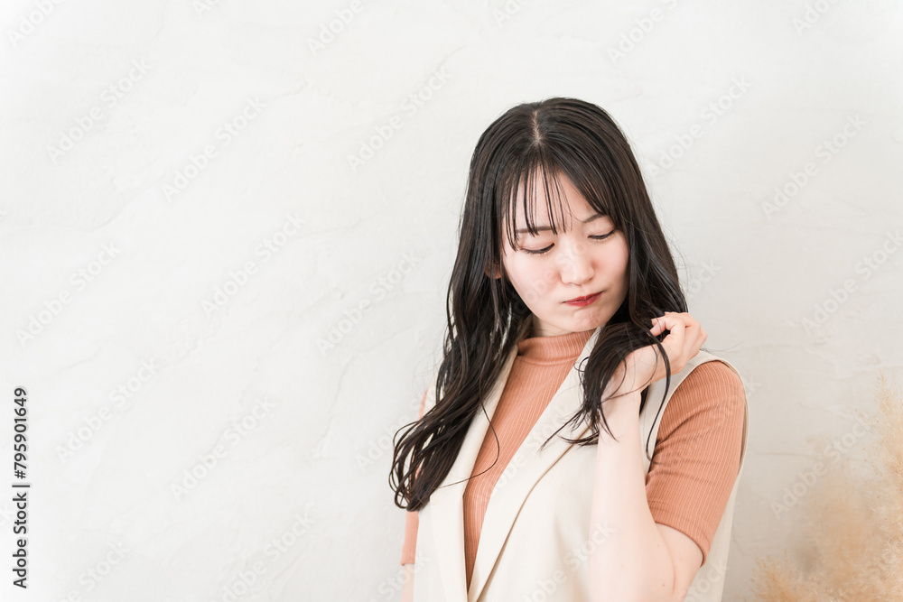髪の毛に悩む女性(枝毛・切れ毛・パサつき・乾燥・ダメージヘア)