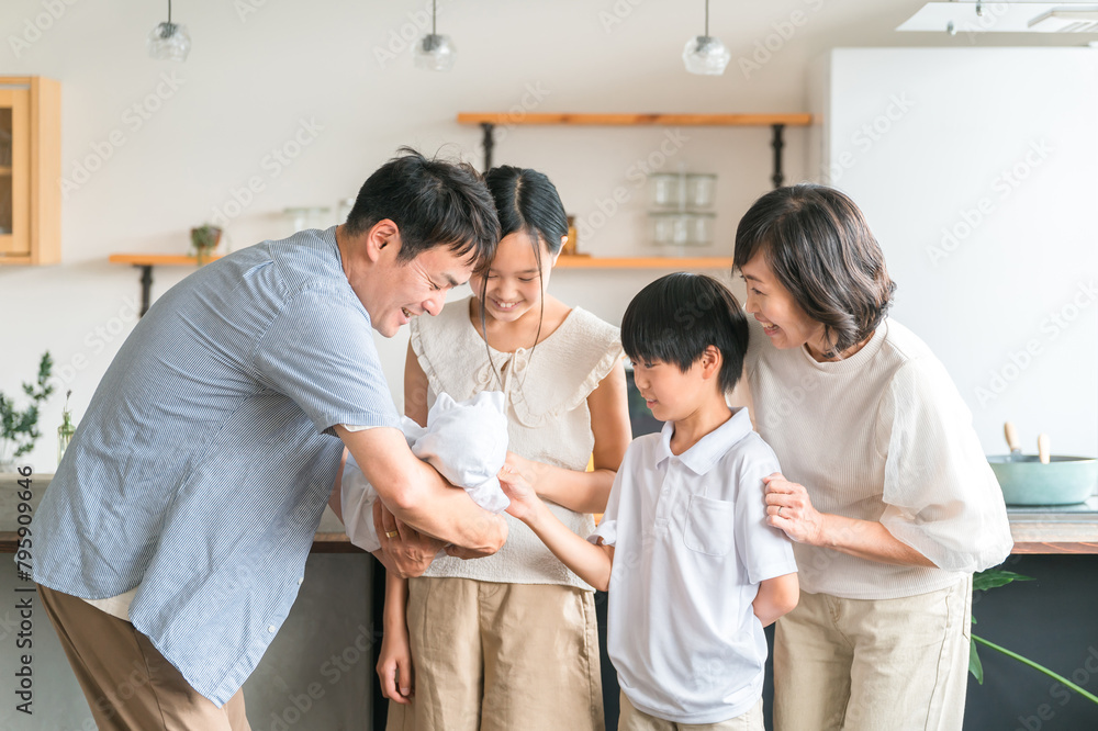 Obraz premium 赤ちゃんを娘と息子に見せる・お披露目するパパと家族・ファミリー 