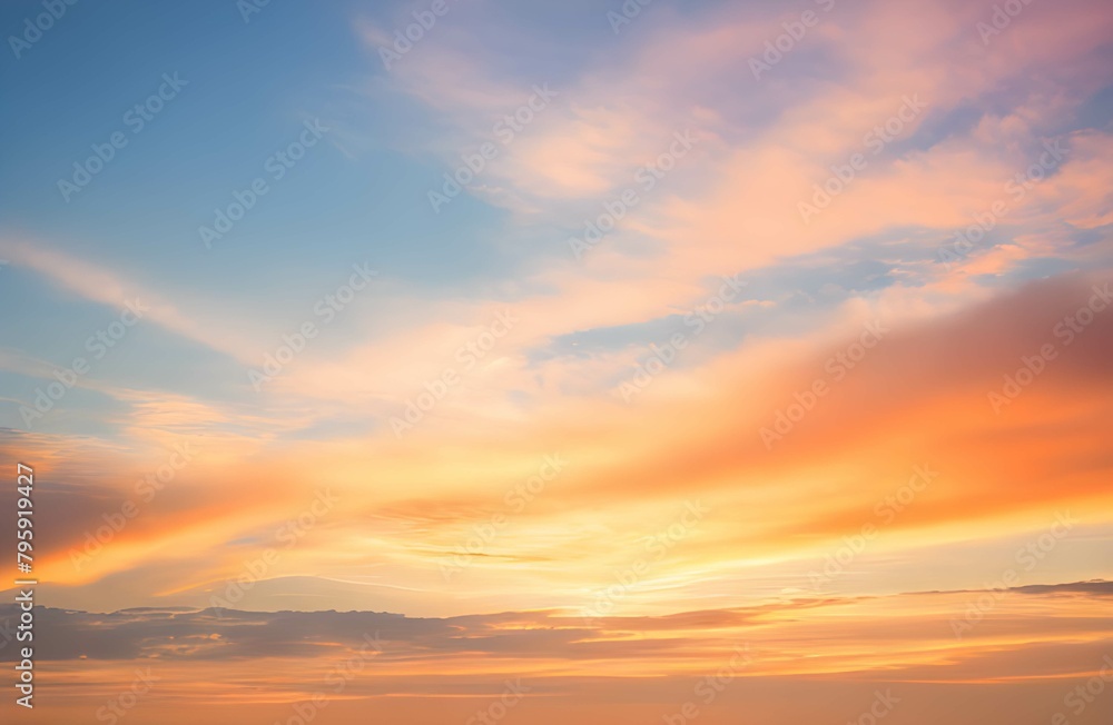 Obraz premium オレンジや青にグラデーションする夕焼けの空と太陽と雲