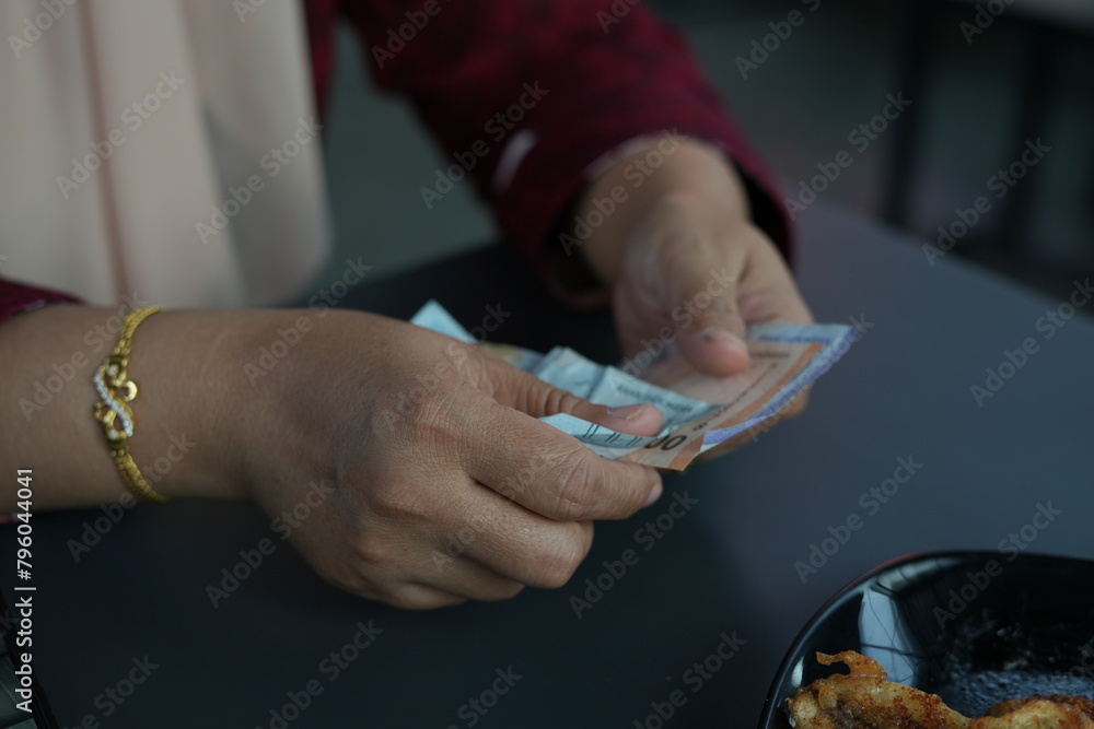 Obraz premium Rupiah banknotes being counted