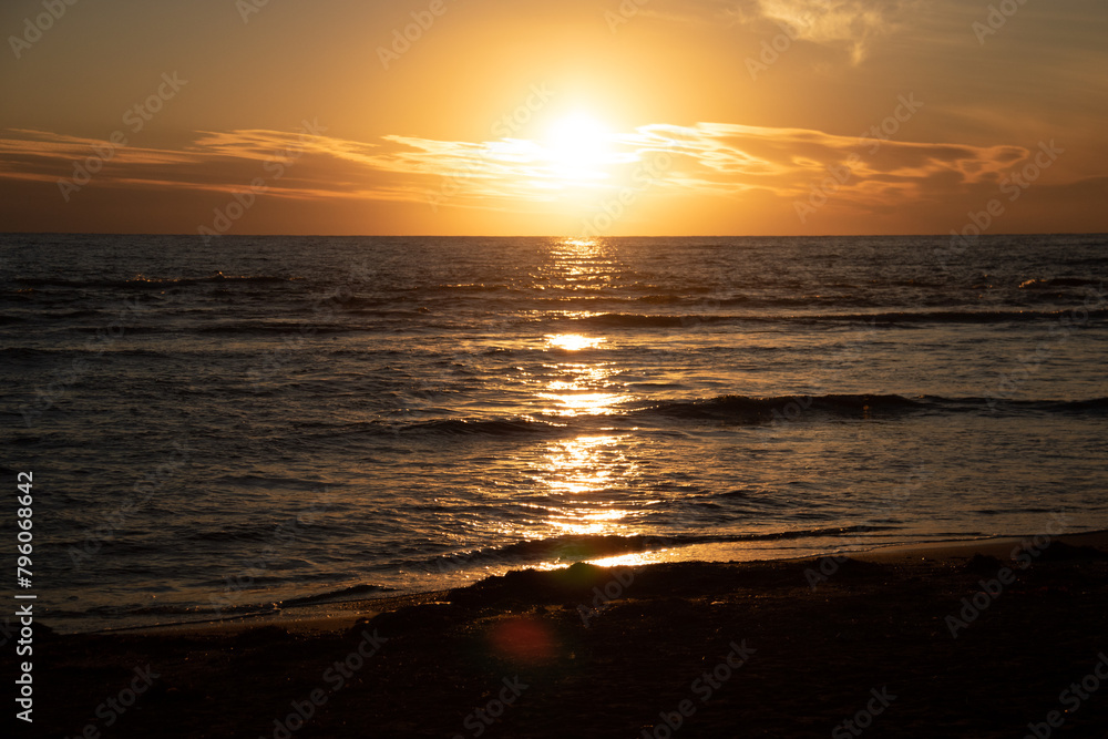 夕陽に輝く海
