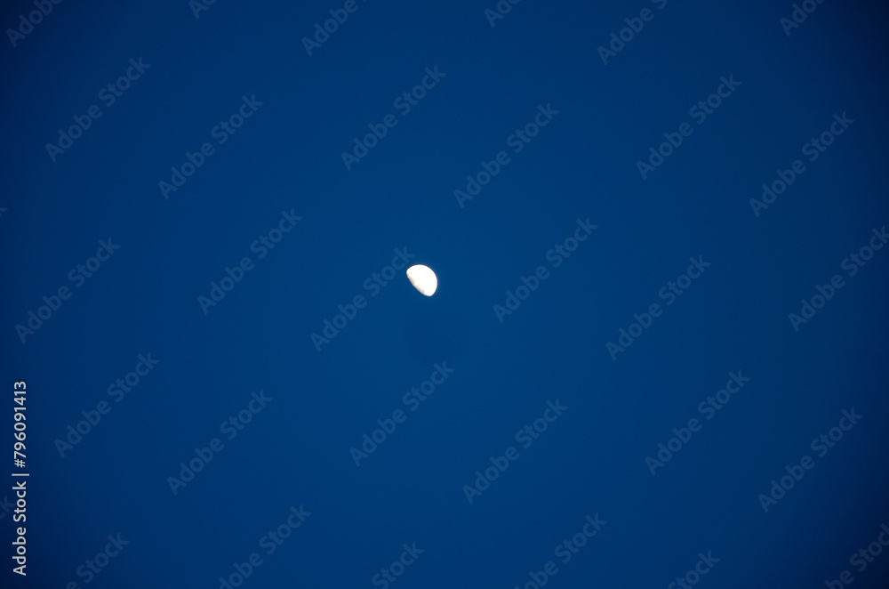 This is the moon photographed on April 30, 2013, at 22:27 p.m. on Shapingba Riverside Road in Chongqing, China.
This is the moon photographed on April 30, 2013, at 22:27 p.m. on Shapingba Riverside Road in Chongqing, China.