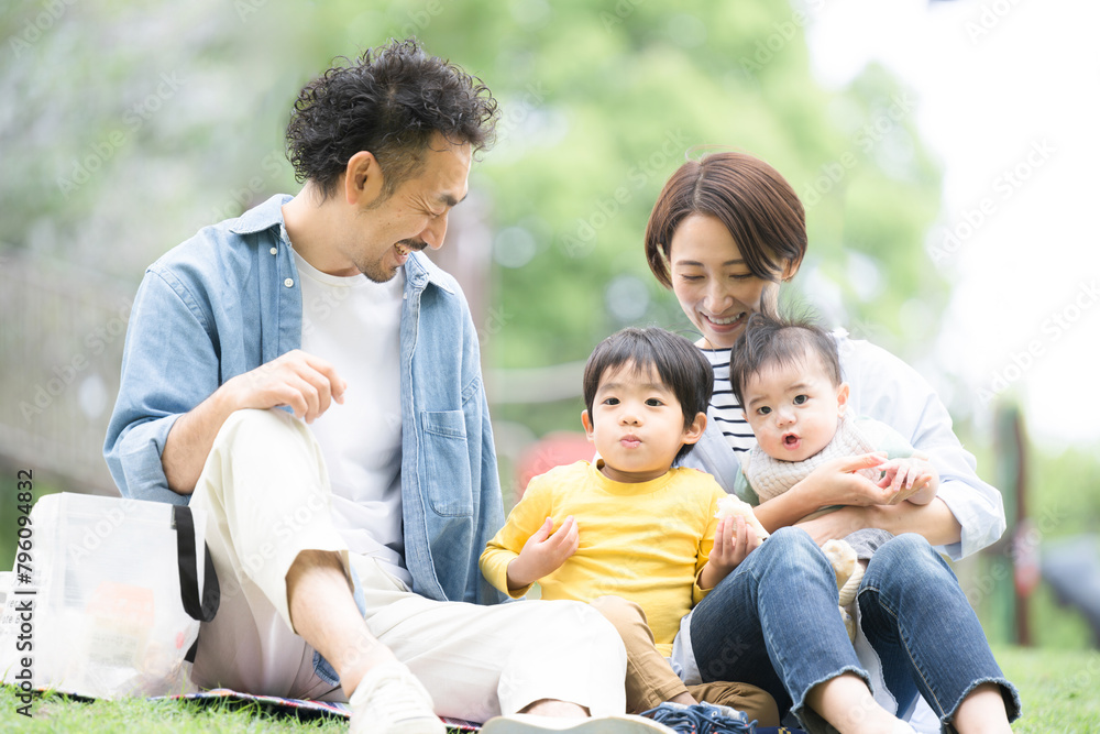 メインビジュアルにも！公園でピクニックをする家族 春夏のお出かけやレジャーのイメージ4人家族