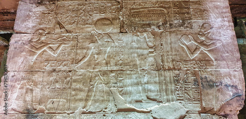 Cuadro en lienzo Detailed wall relief panel depicting Pharoah Seti I making offerings to God Horu