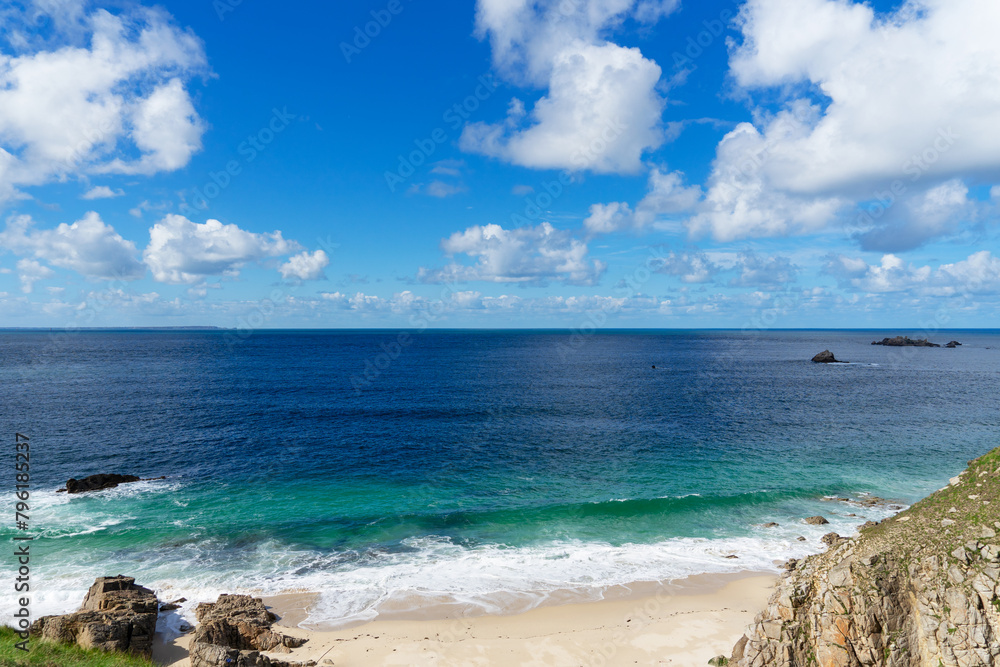 Vue imprenable sur la mer d'Iroise aux eaux turquoises et la plage de sable blanc depuis les falaises, un tableau naturel à couper le souffle. Vue imprenable sur la mer d'Iroise aux eaux turquoises et la plage de sable blanc depuis les falaises, un tableau naturel à couper le souffle.