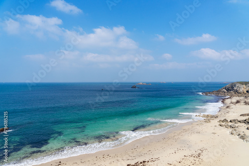 Plage de sable blanc et eaux turquoises offrant un cadre exceptionnel en Bretagne