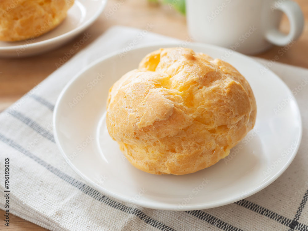 皿の上のシュークリーム 皿の上のシュークリーム