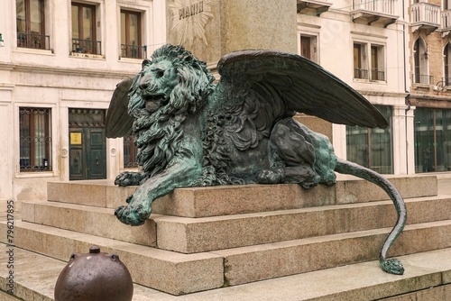 statua in bronzo leone alato venezia photo