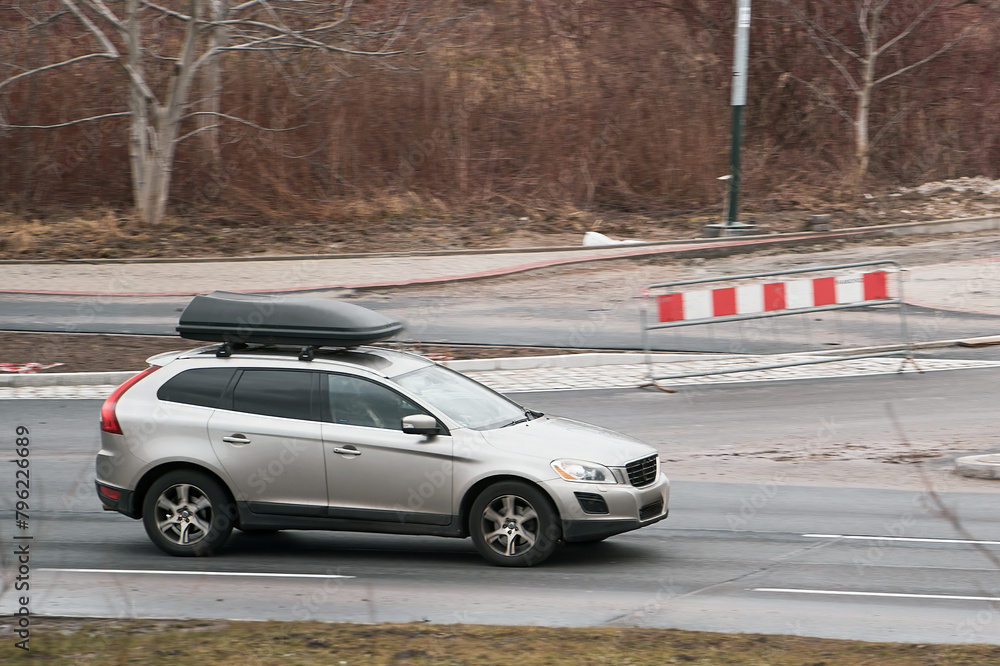 Fototapeta premium Road-Ready Comfort: Car Equipped with Roofbox for Extended Trips