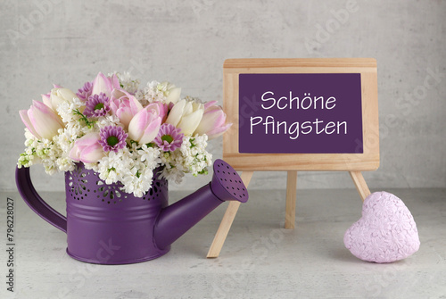 Grußkarte zu Pfingsten: Blumenstrauß mit Herz und dem Text schöne Pfingsten auf einer Schreibtafel.	
