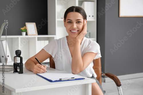 Pretty businesswoman sittin...