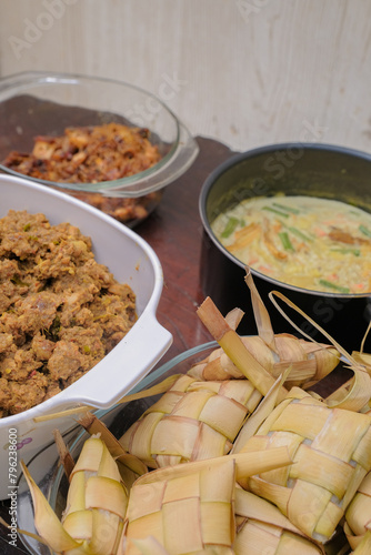 Obraz na płótnie Ketupat typical Hari Raya, served with Rendang, Lodeh, and Sambal Goreng . Special dishes during Eid al-Fitr, especially in Malaysia w salonie